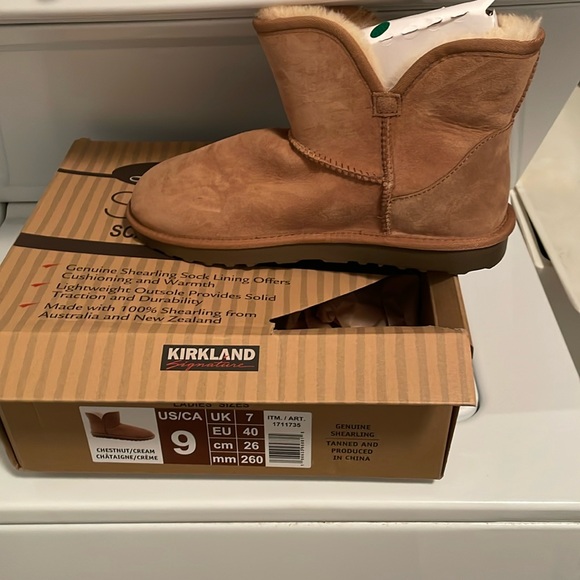 Kirkland Signature Shoes - Women’s new with tags size 9 chestnut boots Super Nice and Warm